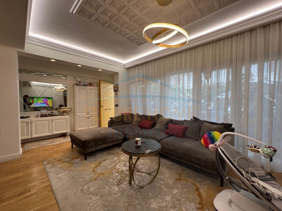Shitet, Duplex 3+1+3+Verandë, Rezidenca Kodra e Diellit 2, 370.000 euro