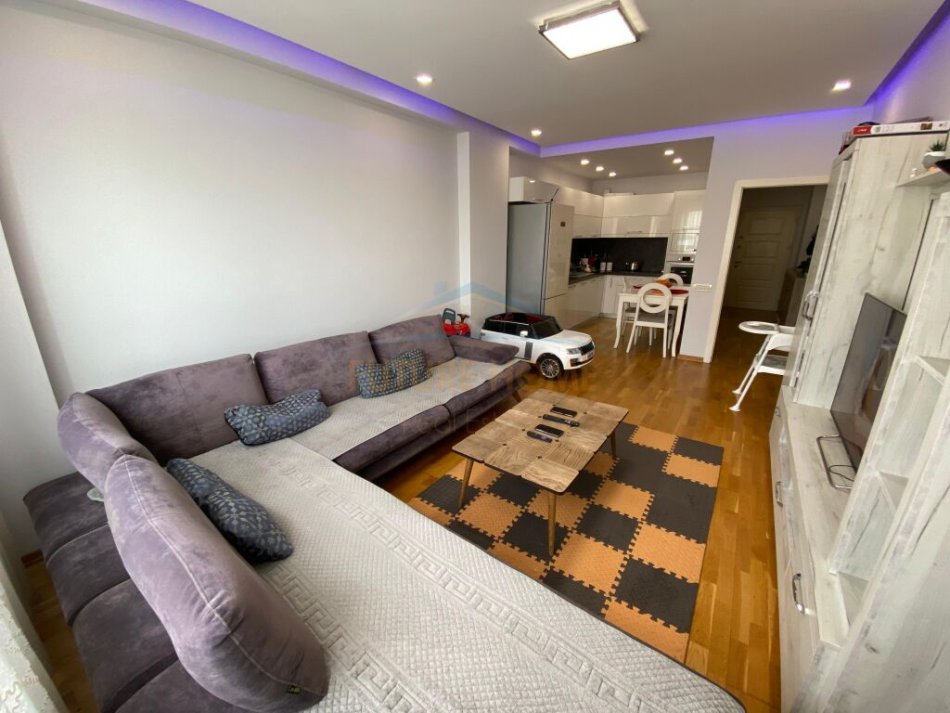 Tirane, shitet 2+1 Kati 8, 106 m² 145.000 € (UNAZA E RE)