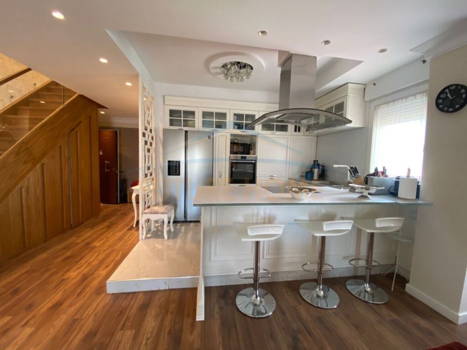 Tirane, shitet apartament duplex 2+1+Ballkon Kati 5, 160 m² 525.000 € (Rruga e Kavajes)