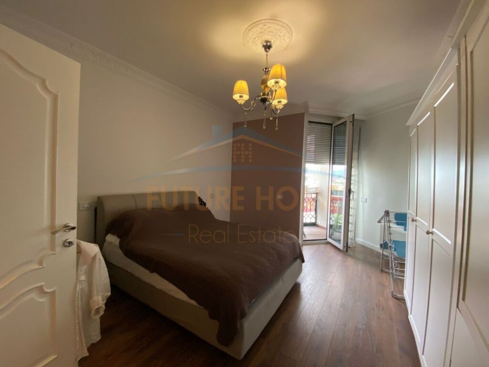 Tirane, shitet apartament duplex 2+1+Ballkon Kati 5, 160 m² 525.000 € (Rruga e Kavajes)