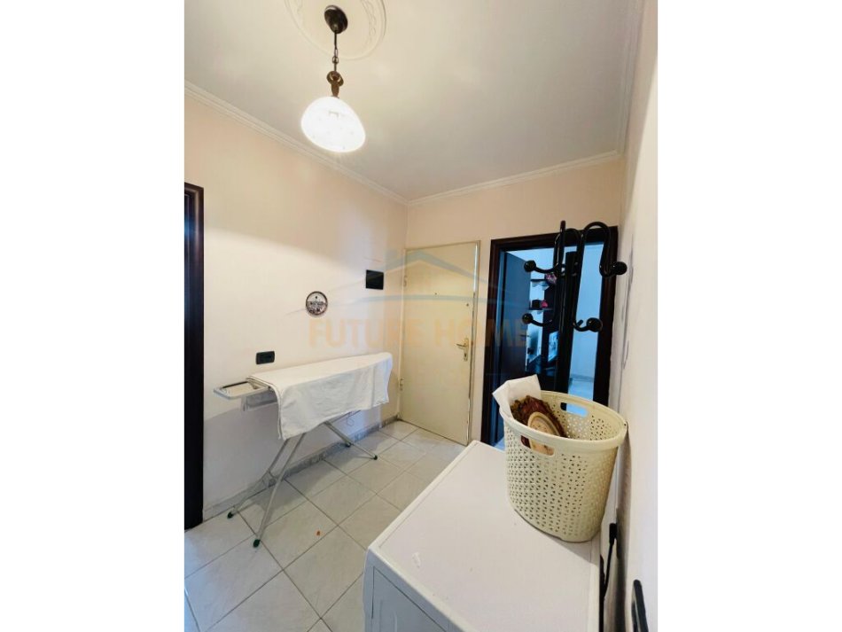 Tirane, shitet apartament 1+1+Ballkon, Kati 5, 59 m2 89,000 € (21 Dhjetori)