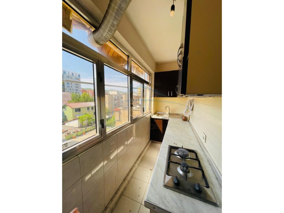 Tirane, shitet apartament 1+1+Ballkon, Kati 5, 59 m2 89,000 € (21 Dhjetori)