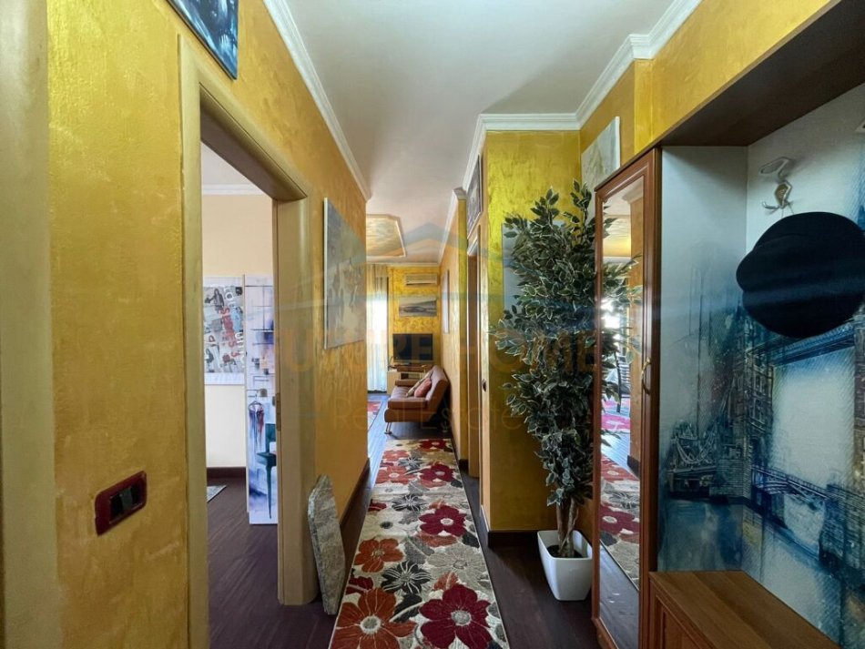 Durres, jepet me qera apartament 2+1+Ballkon, Kati 5, 80 m2 650 € (Ruga Taulantia Vollga-Durres)