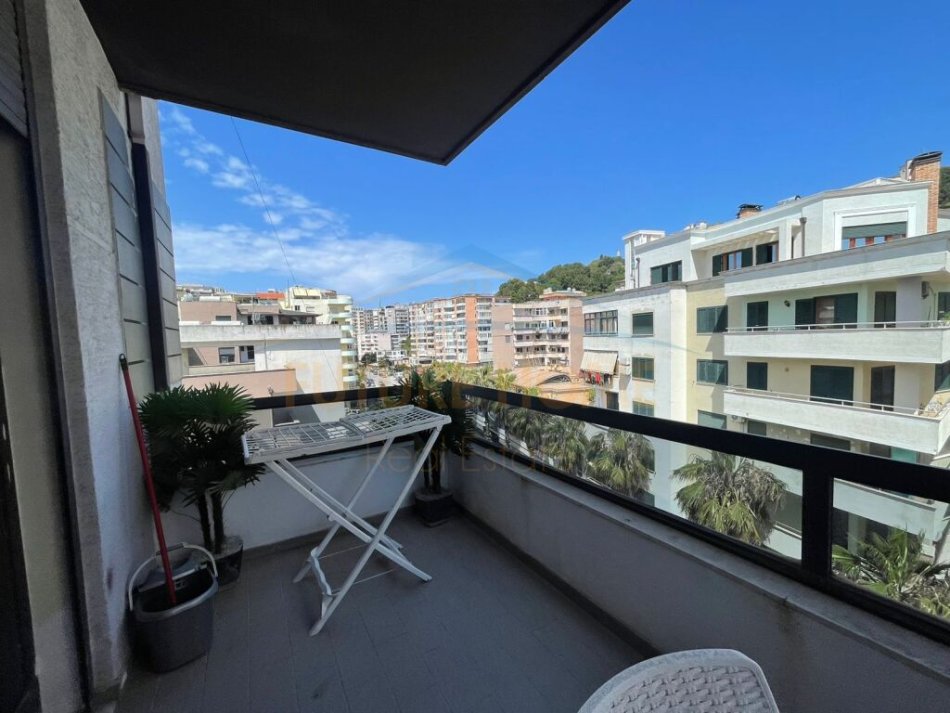 Durres, jepet me qera apartament 2+1+Ballkon, Kati 5, 80 m2 650 € (Ruga Taulantia Vollga-Durres)