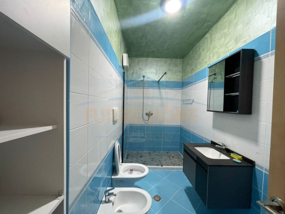 Durres, jepet me qera apartament 2+1+Ballkon, Kati 5, 80 m2 650 € (Ruga Taulantia Vollga-Durres)