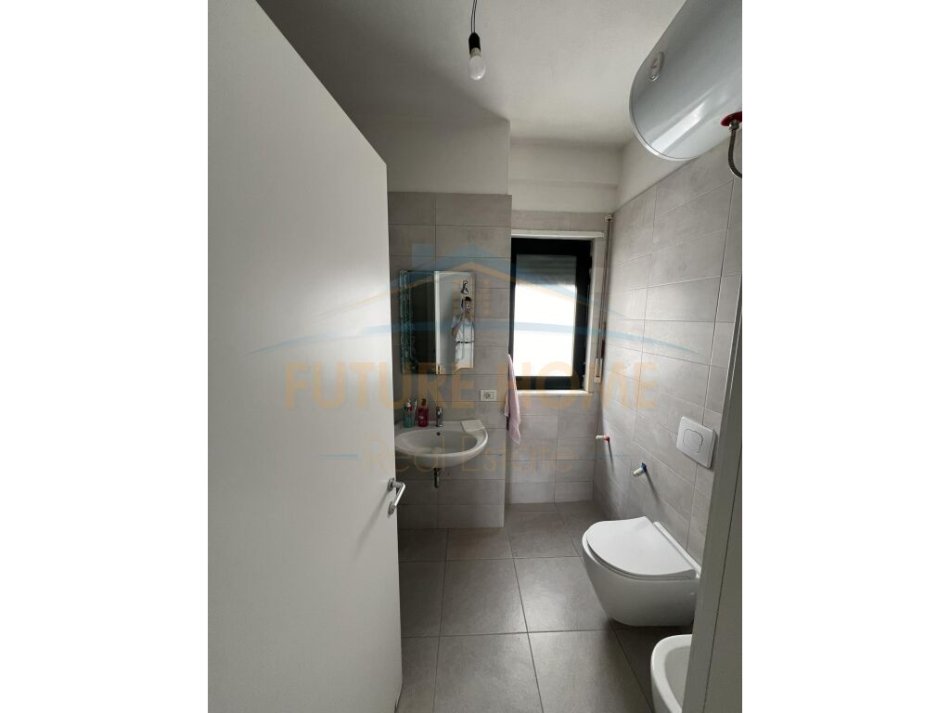 Tirane, shitet apartament , Kati 5, 134 m2 214400 € (UNAZA E RE)