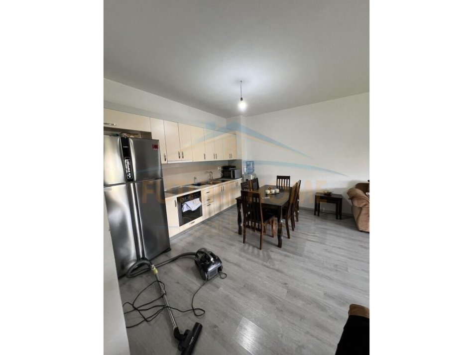 Tirane, shitet apartament , Kati 5, 134 m2 214400 € (UNAZA E RE)