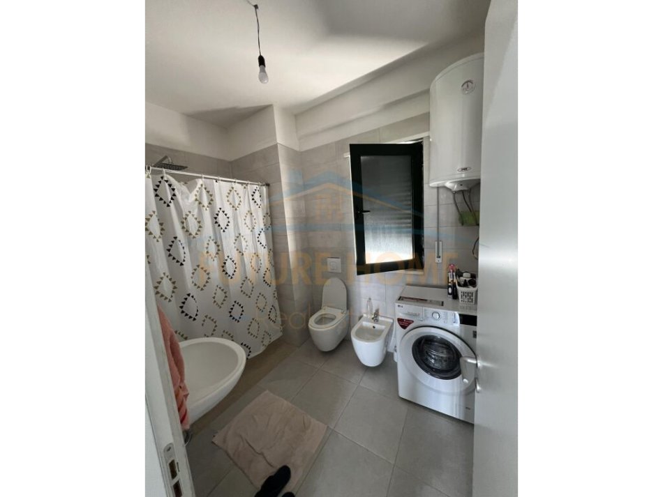 Tirane, shitet apartament , Kati 5, 134 m2 214400 € (UNAZA E RE)