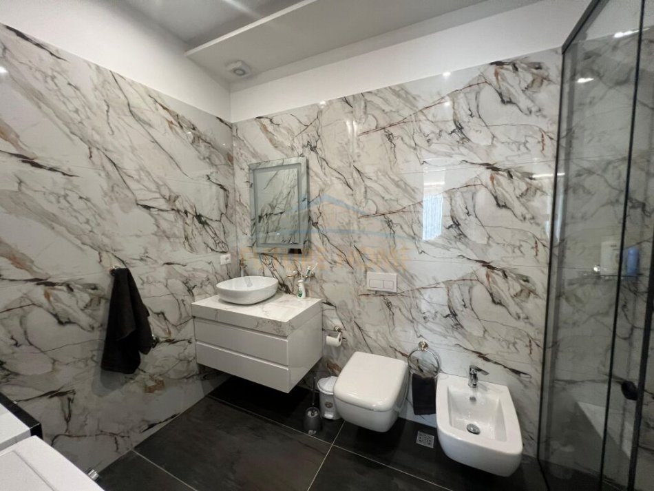 Tirane, jepet me qera apartament 2+1+Ballkon Kati 1, 120 m² 2.000 € (Liqeni i thate)