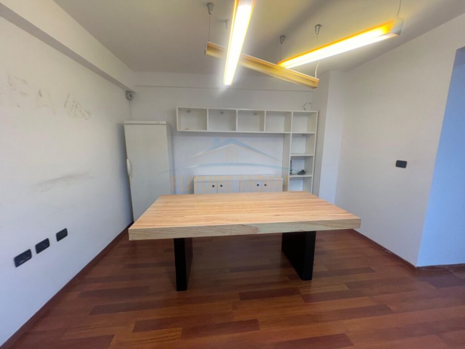 Tirane, jepet me qera zyre , Kati 2, 156 m² 2,000 € (Blloku)