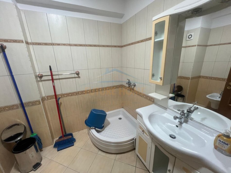 Tirane, jepet me qera zyre , Kati 2, 156 m² 2,000 € (Blloku)