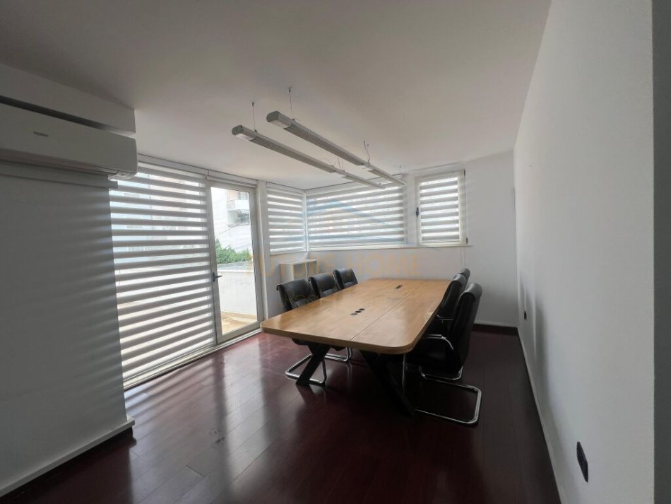 Tirane, jepet me qera zyre , Kati 2, 156 m² 2,000 € (Blloku)