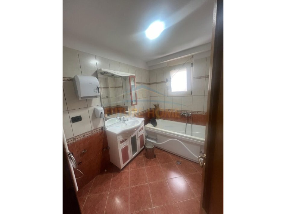 Tirane, jepet me qera zyre , Kati 2, 156 m² 2,000 € (Blloku)