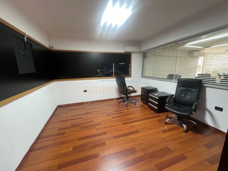 Tirane, jepet me qera zyre , Kati 2, 156 m² 2,000 € (Blloku)