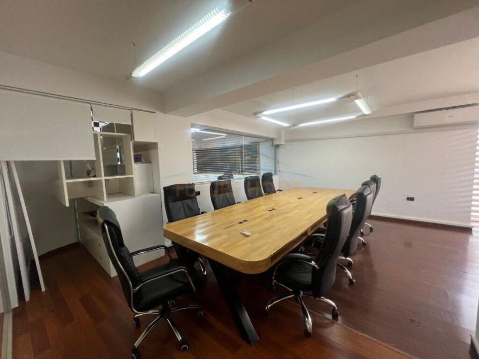 Tirane, jepet me qera zyre , Kati 2, 156 m² 2,000 € (Blloku)