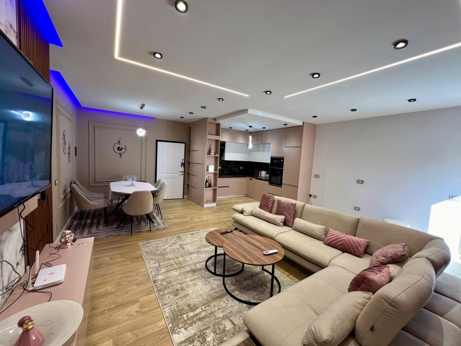 Tirane, jepet me qera apartament 2+1+Ballkon Kati 2, 116 m² 950 € (Liqeni i Farkes)