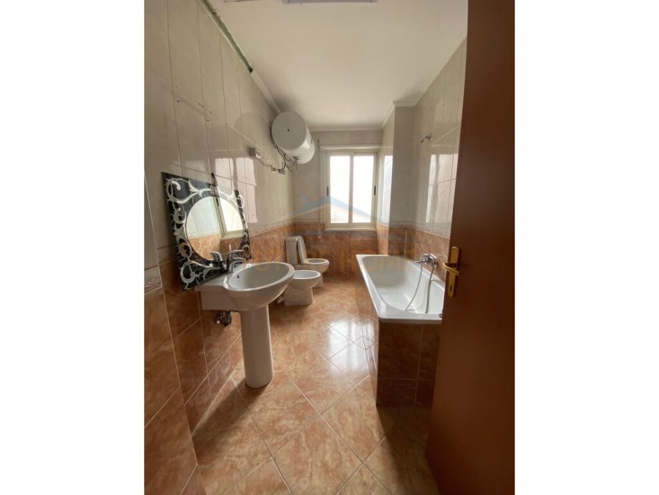 Tirane, shes apartament 2+1+Ballkon, Kati 7, 124 m² 198,000 € (Don Bosko)