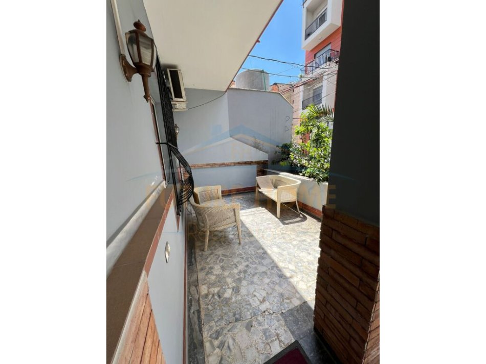 Tirane, jap me qera Vile 5+1, Kati 2, 145 m² 1,000 € (kongresi i lushnjes)
