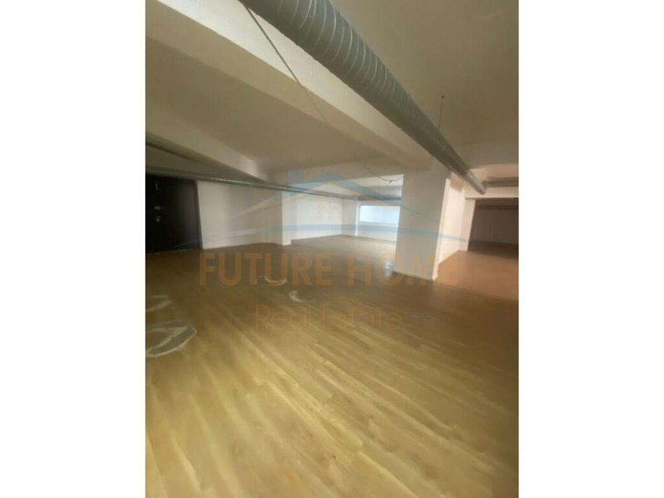 Tirane, jepet me qera ambjent biznesi Kati 0, 466 m² 3.000 € (Zogu Zi)