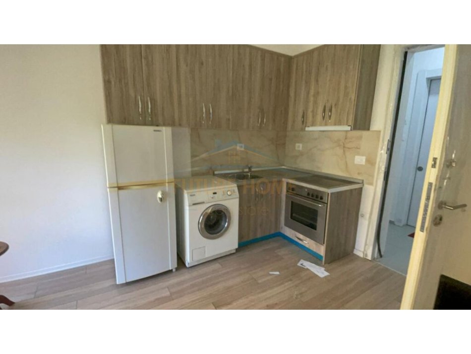 Tirane, jepet me qera 1+1, Kati 2, 30 m² 250 € (Qera, Garsoniere, Kompleksi Mangalem, Alidemi, Tiranë.)