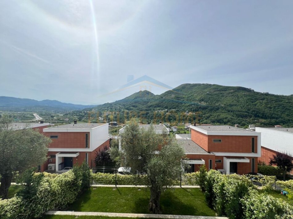 Tirane, shitet Vile 3+1, , 202 m² 495,000 € 