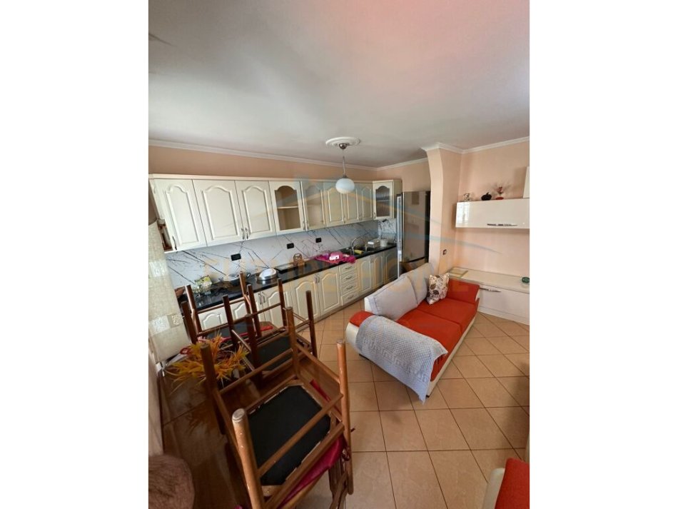 Durres, jepet me qera apartament 1+1+Ballkon Kati 5, 68 m² 250 € (Spitali)