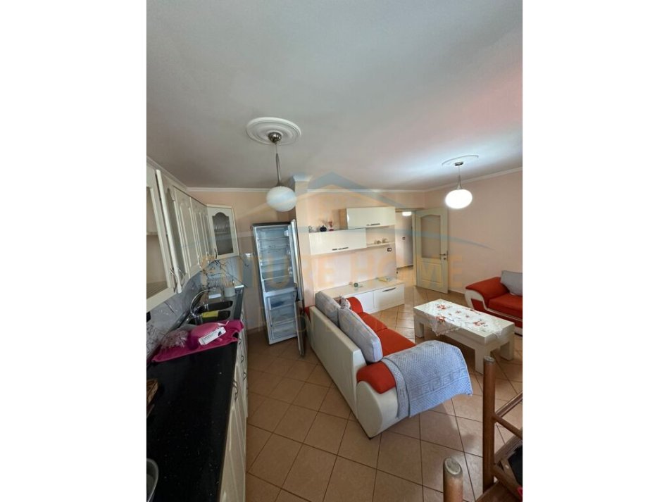 Durres, jepet me qera apartament 1+1+Ballkon Kati 5, 68 m² 250 € (Spitali)