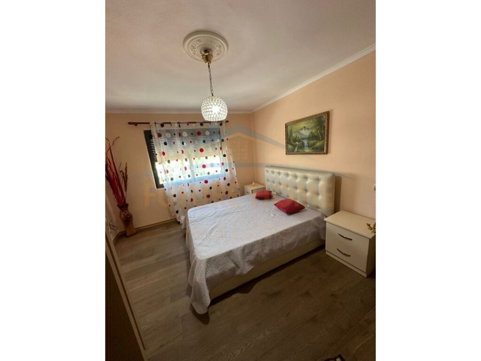 Durres, jepet me qera apartament 1+1+Ballkon Kati 5, 68 m² 250 € (Spitali)