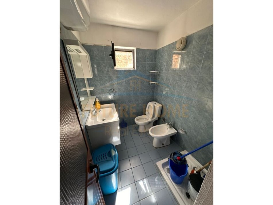 Durres, jepet me qera apartament 1+1+Ballkon Kati 5, 68 m² 250 € (Spitali)