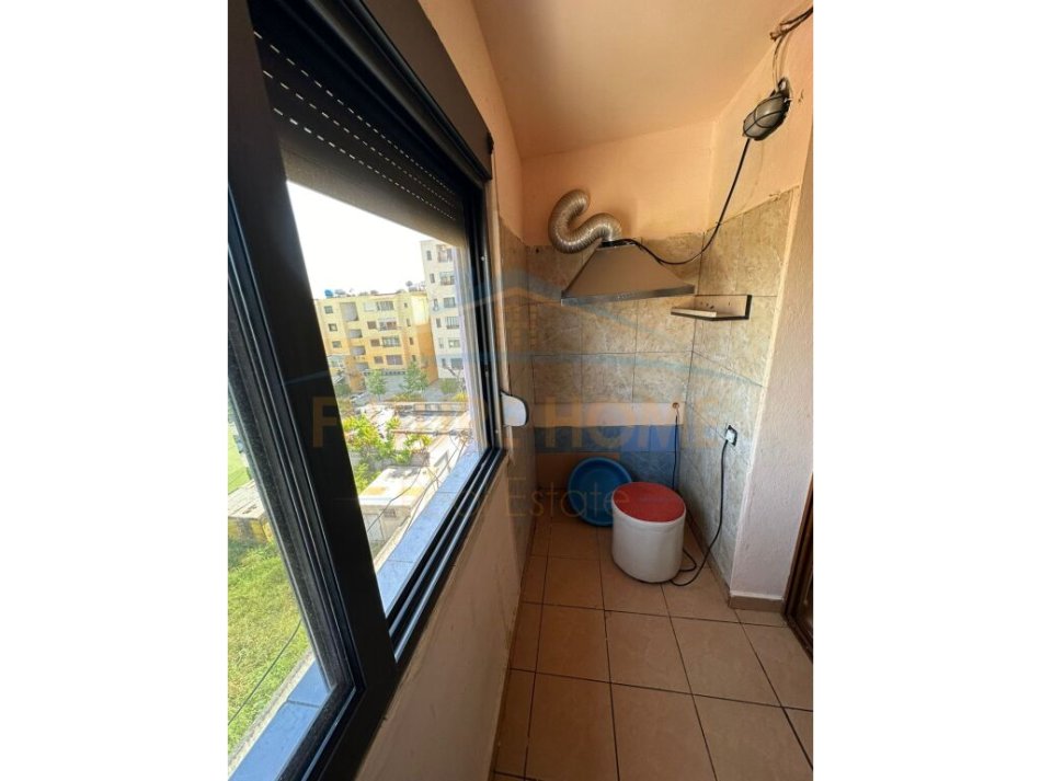 Durres, jepet me qera apartament 1+1, Kati 5, 68 m² 250 € (Spitali,Durres)