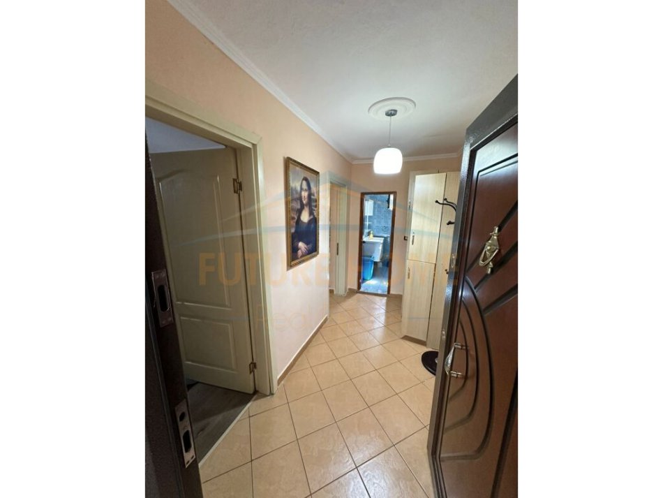 Durres, jepet me qera apartament 1+1+Ballkon Kati 5, 68 m² 250 € (Spitali)