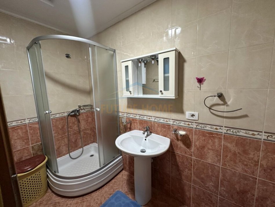Tirane, jepet me qera 2+1+Aneks+Ballkon, Kati 3, 100 m² 650 € (rruga komuna e parisit)