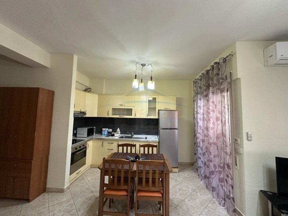 Tirane, jepet me qera 2+1+Aneks+Ballkon, Kati 3, 100 m² 650 € (rruga komuna e parisit)