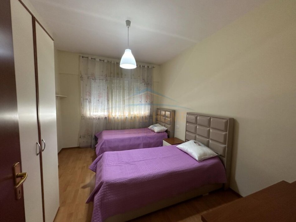 Tirane, jepet me qera 2+1+Aneks+Ballkon, Kati 3, 100 m² 650 € (rruga komuna e parisit)