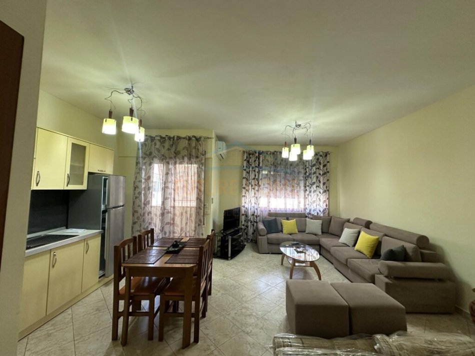 Tirane, jepet me qera 2+1+Aneks+Ballkon, Kati 3, 100 m² 650 € (rruga komuna e parisit)