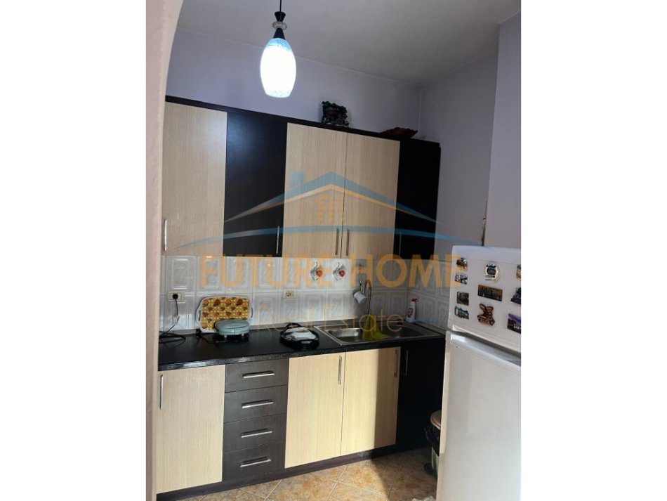 Tirane, shes Vile 2+1+Ballkon, , 500 m² 250,000 € (KOMBINAT)