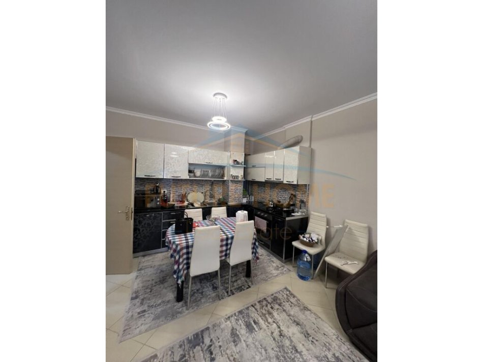 Tirane, jepet me qera apartament 2+1+Ballkon, Kati 5, 94 m² 450 € (Unaza e Re)