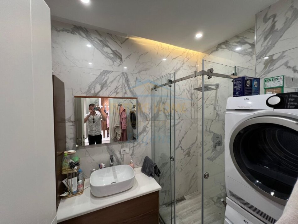 Tirane, shitet apartament 2+1+Ballkon Kati 5, 79 m² 175.000 € (Liqeni i Thate)