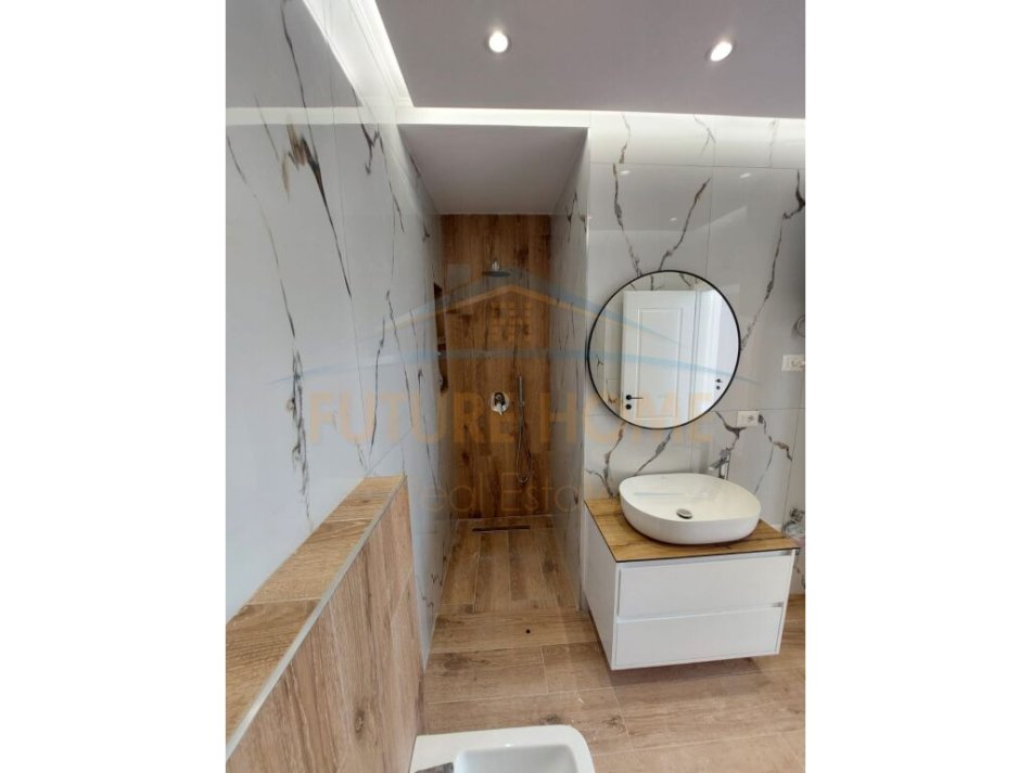 Tirane, shitet apartament 2+1+Ballkon, Kati 10, 100 m² 215,000 € (Rruga e Barrikadave)