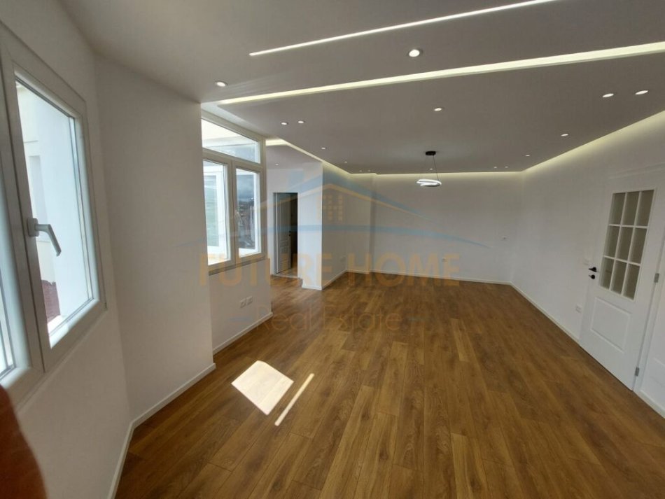 Tirane, shitet apartament 2+1+Ballkon, Kati 10, 100 m² 215,000 € (Rruga e Barrikadave)