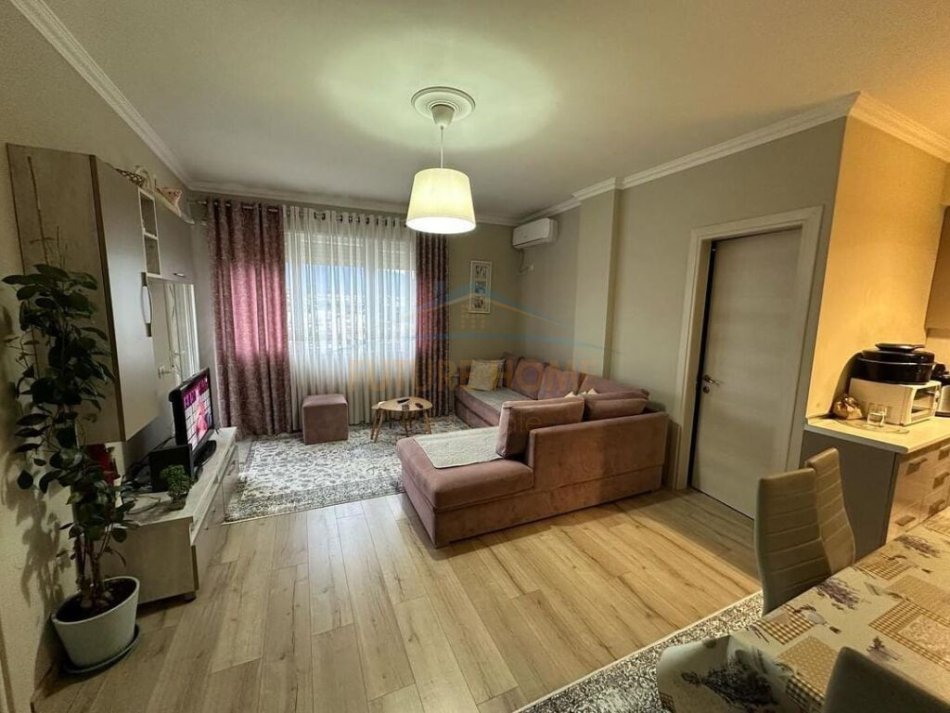 Tirane, jepet me qera apartament 1+1+Ballkon, Kati 4, 68 m² 600 € (Liqeni i Thate)