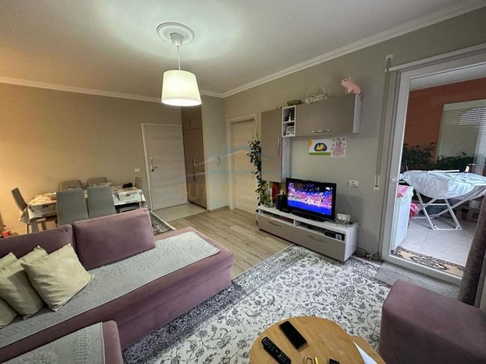 Tirane, jepet me qera apartament 1+1+Ballkon, Kati 4, 68 m² 600 € (Liqeni i Thate)