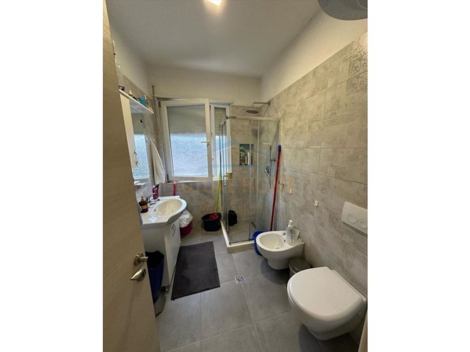 Tirane, jepet me qera apartament 1+1+Ballkon, Kati 4, 68 m² 600 € (Liqeni i Thate)