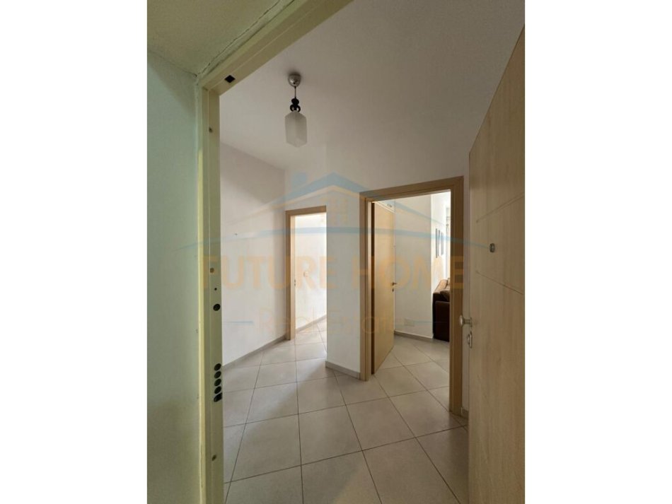 Durres, jepet me qera apartament 1+1+Ballkon Kati 3, 65 m² 350 € (Adria)