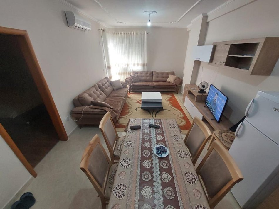 Vlore, jepet me qera apartament 1+1+Ballkon Kati 3, 64 m² 300 € (rruga transballkanike)