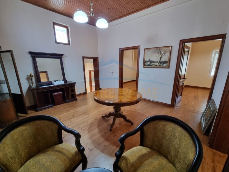 Durres, jepet me qera apartament duplex Kati 2, 120 m² 1.000 € (Prane Gjykates , Durres)