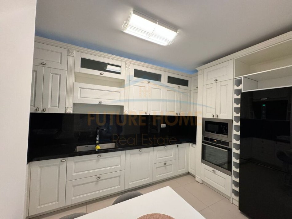 Tirane, jepet me qera apartament 3+1, Kati 5, 163 m² 2,000 € (Rrugs e Elbasanit)