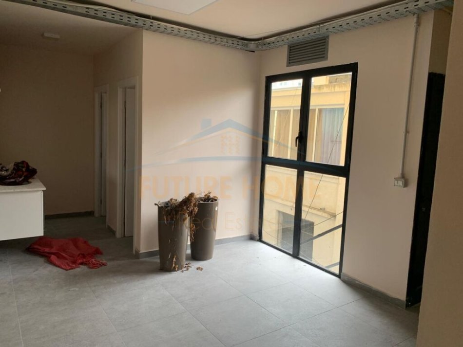 Durres, jepet me qera ambjent biznesi Kati 2, 155 m² 750 € (Prane Drejtorise se policise, Durrës)