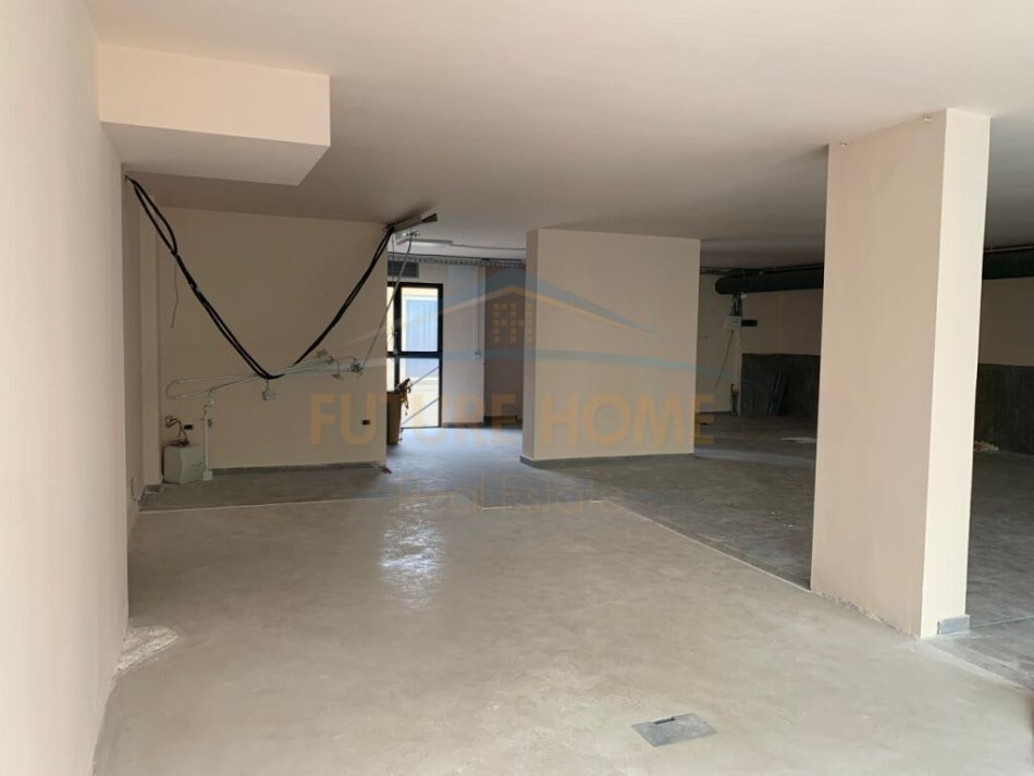 Durres, jepet me qera ambjent biznesi Kati 2, 155 m² 750 € (Prane Drejtorise se policise, Durrës)