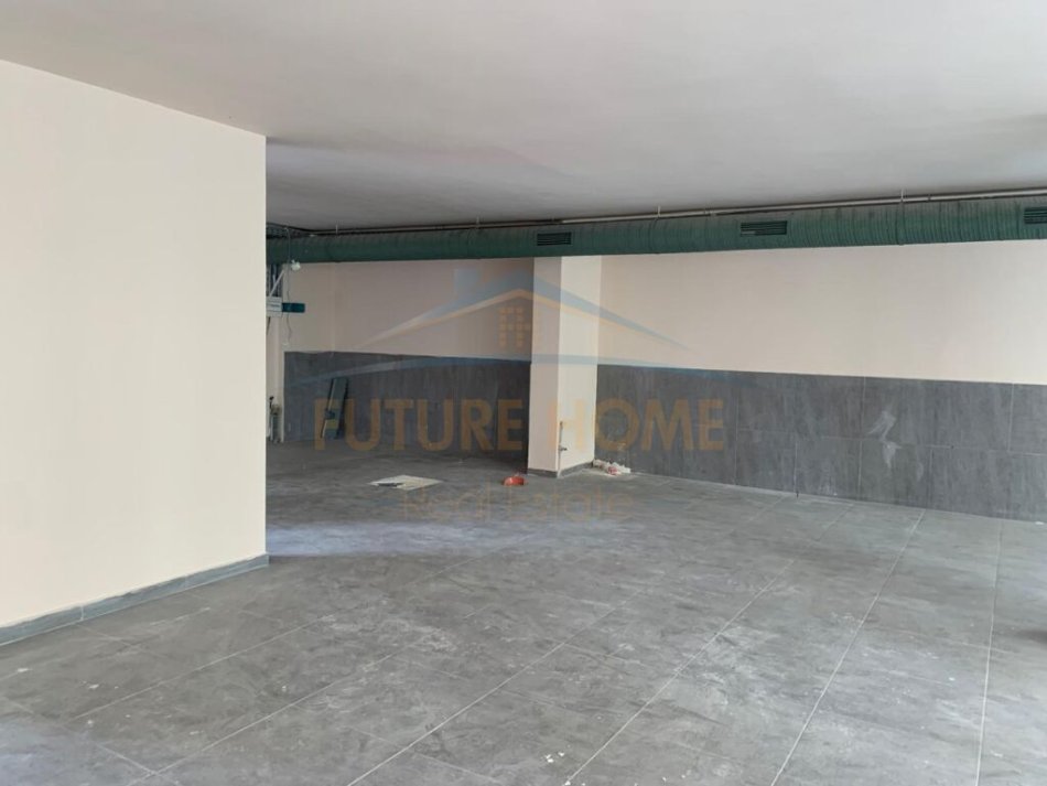 Durres, jepet me qera ambjent biznesi Kati 2, 155 m² 750 € (Prane Drejtorise se policise, Durrës)
